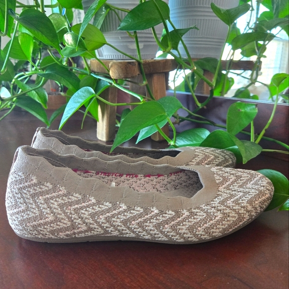 Skechers Flats - Picture 2 of 6